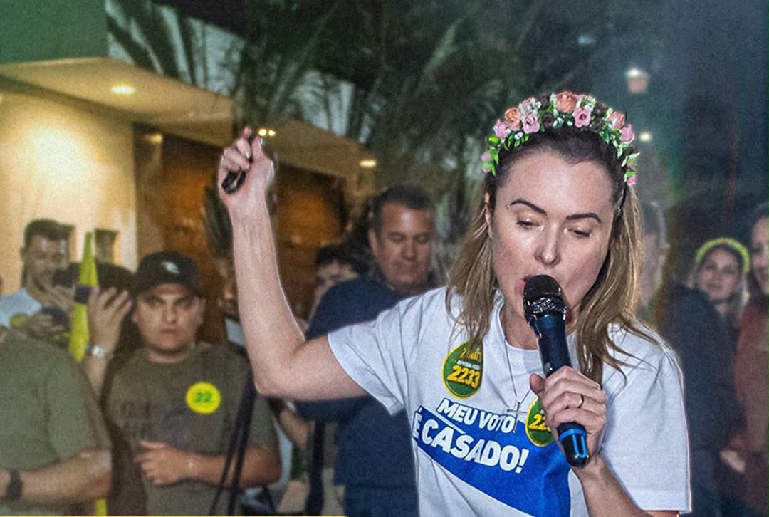 Júlia Zanatta com o microfone em evento com apoiadores